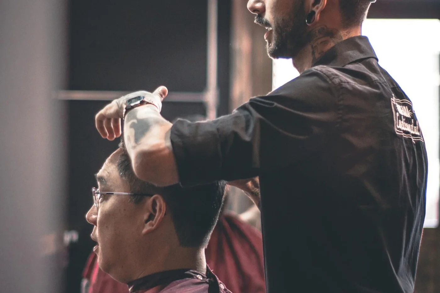 Johnny, barbier, coiffant un client
