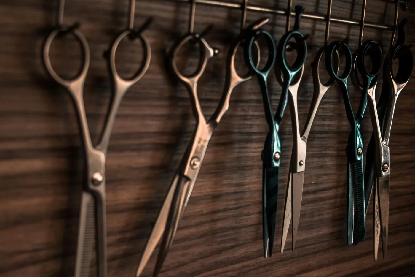 Ciseaux de coiffure suspendus, détail matière sur bois