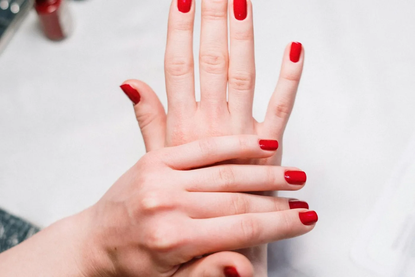 Manucure rouge soignée, mains de cliente