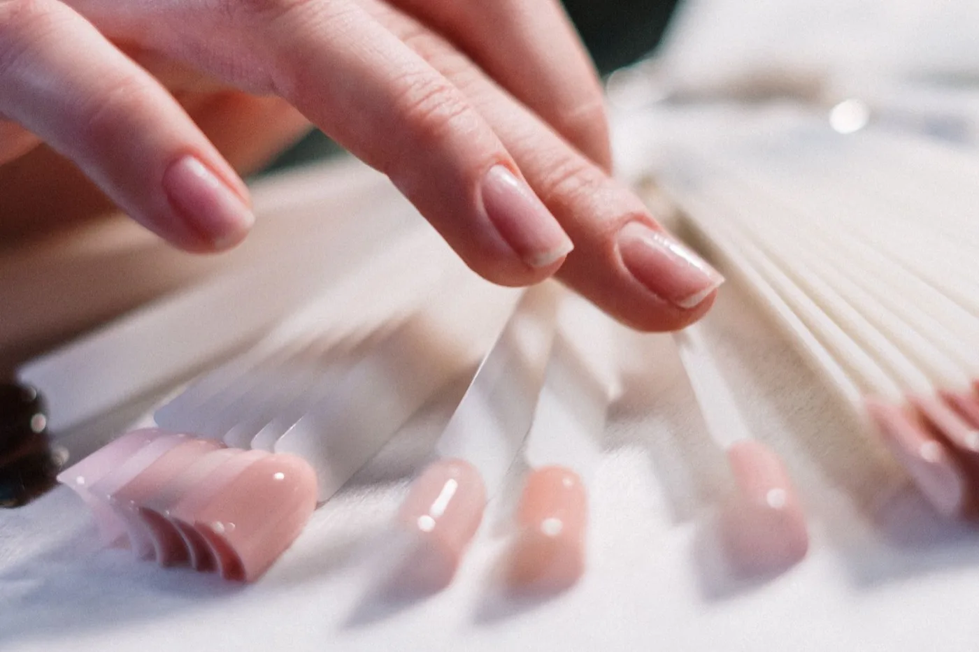 Détail d'une pose d'ongles au nail bar