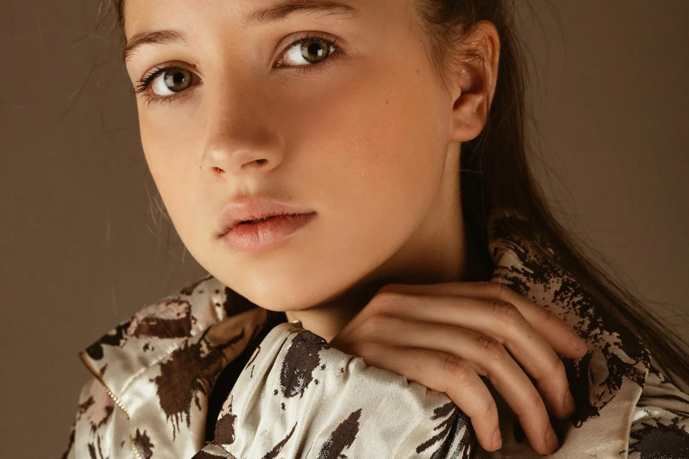 Portrait beauté chaleureux, résultat coiffure soignée