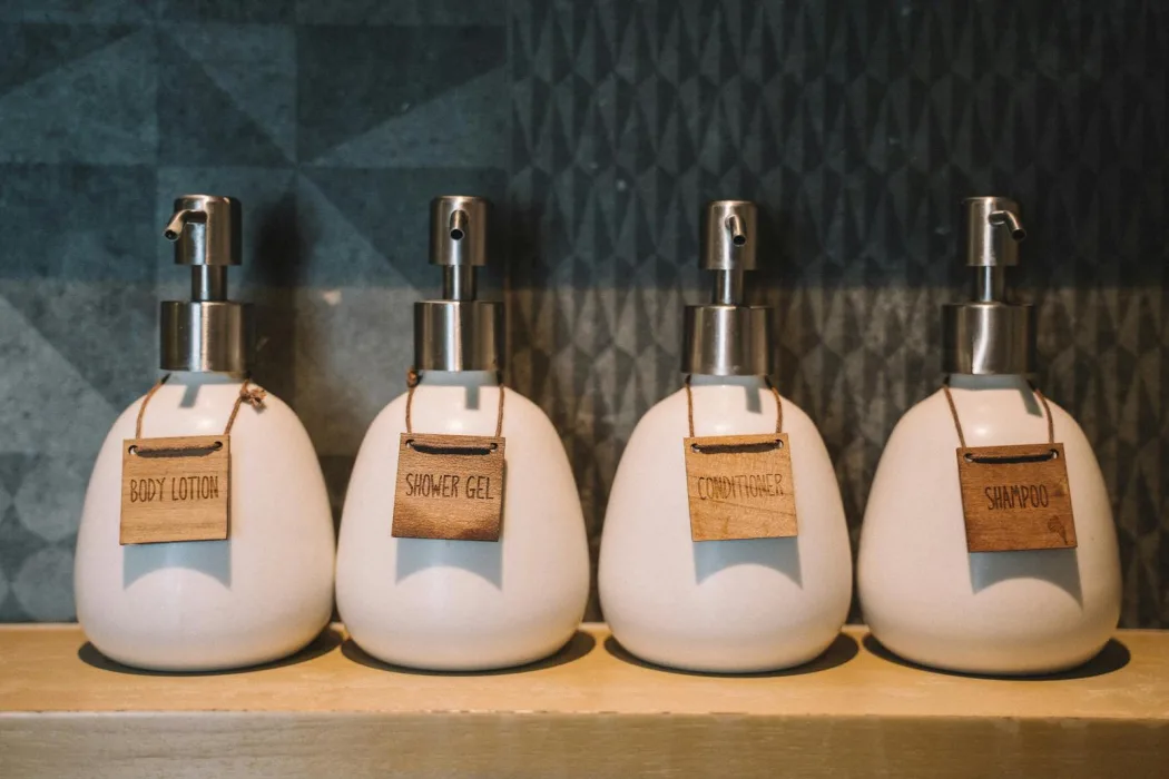Flacons de produits de soin premium sur étagère